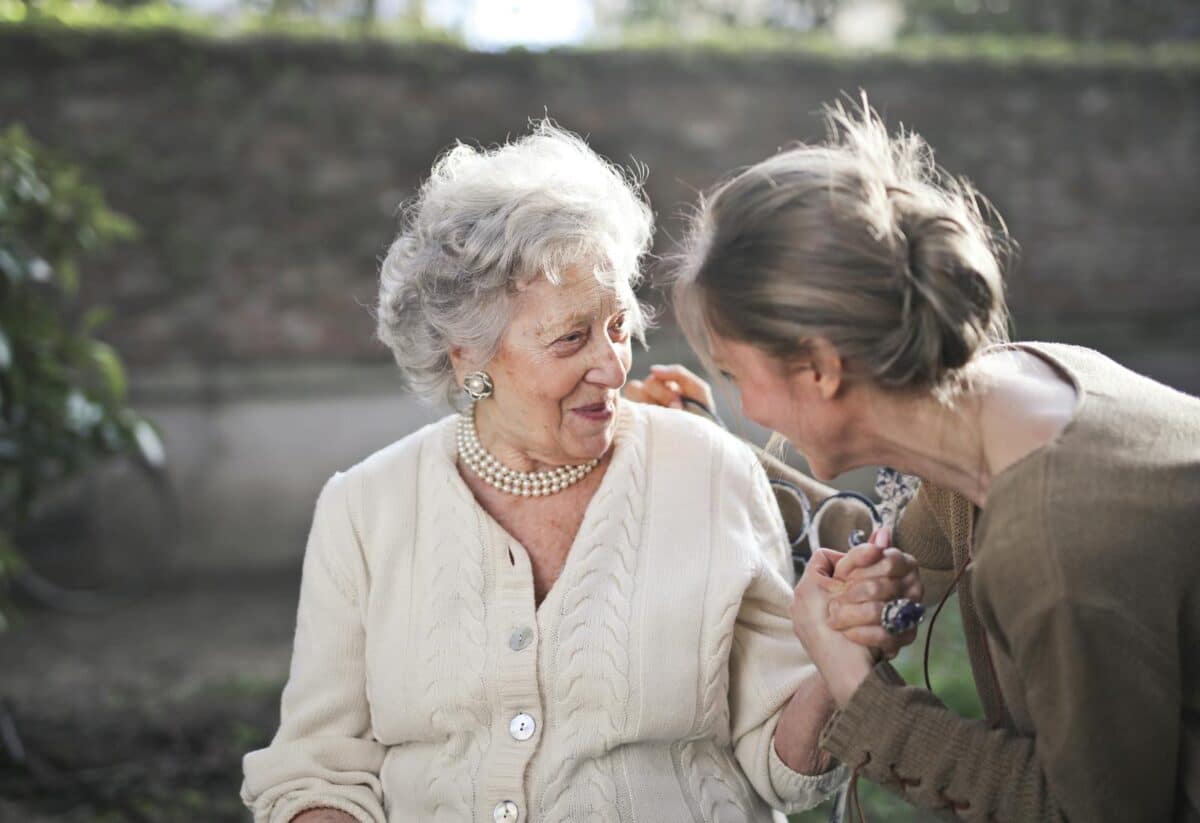 une dame en EHPAD avec sa fille